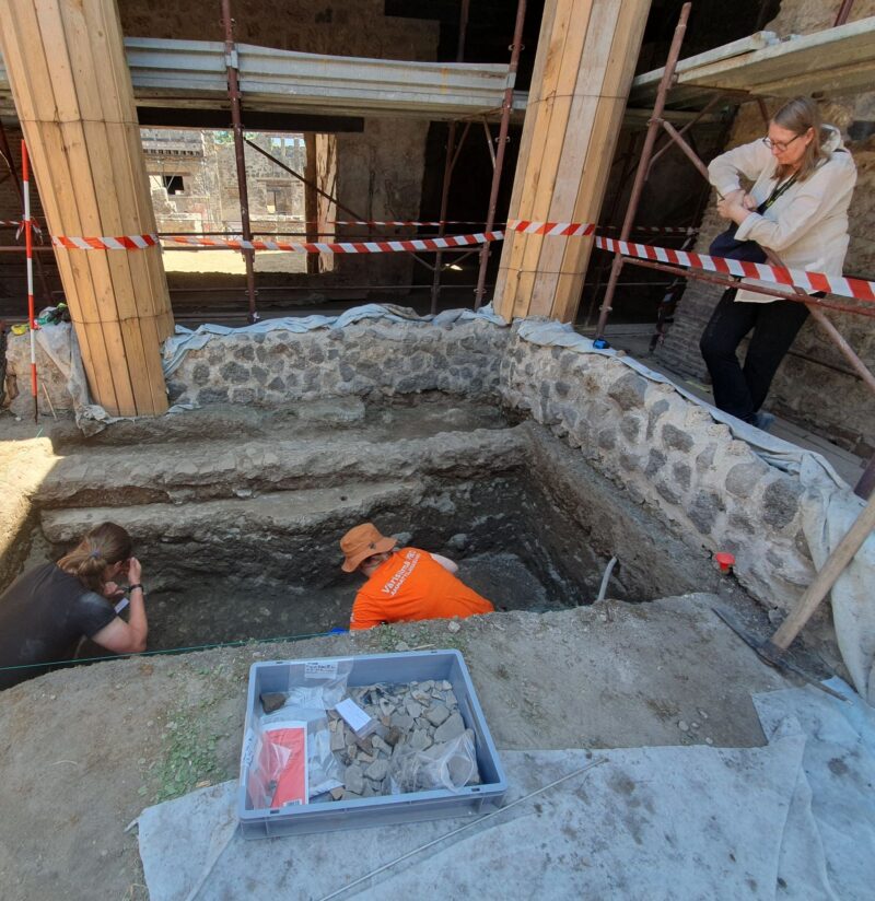 Opsikelija kaivamassa Pompejissa kaivauksilla