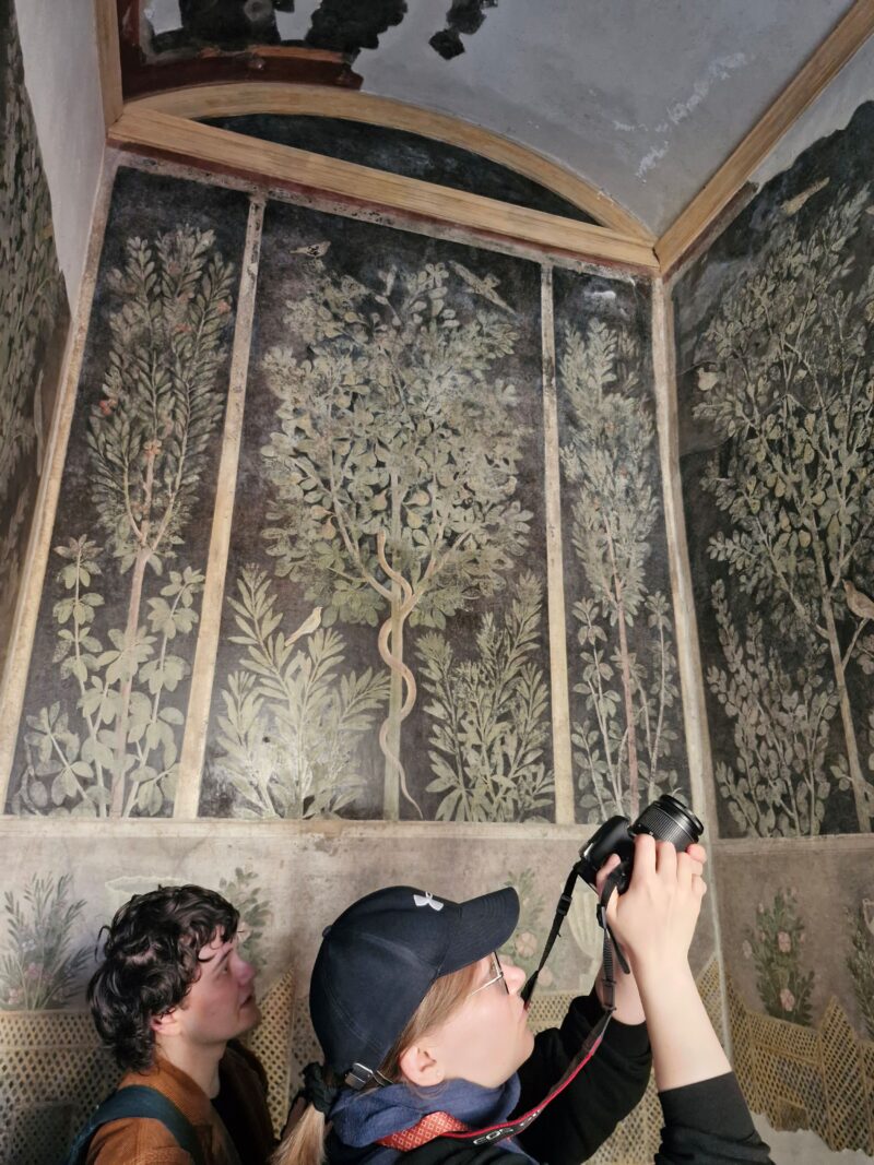 Opiskelijat pompejilaisessa talossa