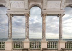 Loggian pylväät ja näkymä kaupungille.