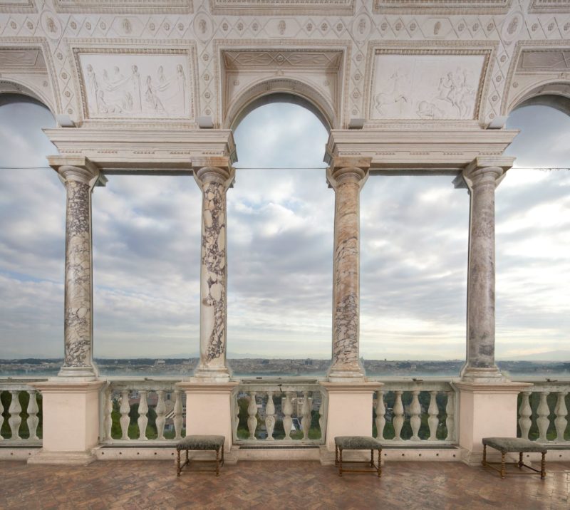 Loggian pylväät ja näkymä kaupungille.