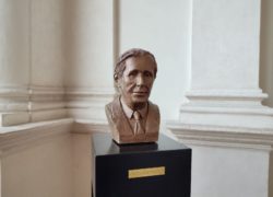 Göran Steniuksen patsas.