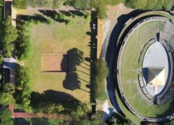 Suoraan ylhäältä otettu ilmavalokuva roomalaisesta amfiteatteriasta Pompeijissa.