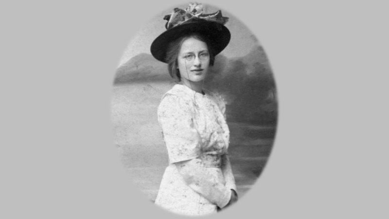 Ritratto bianco e nero di Edith Södergran che indossa un vestito bianco e un cappello nero.