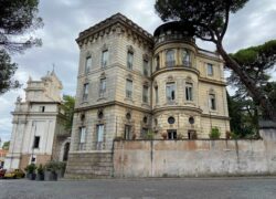 Historiallinen rakennus, jossa on torni.