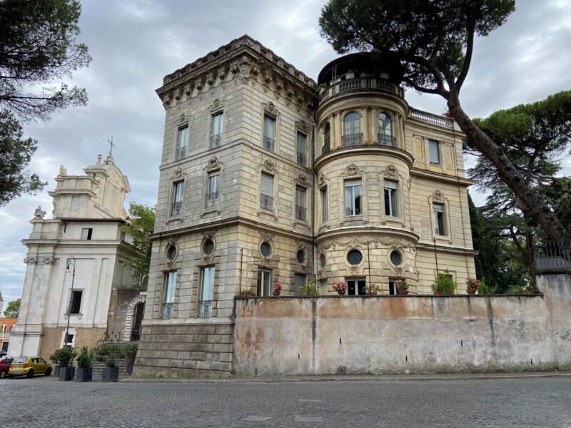 Historiallinen rakennus, jossa on torni.