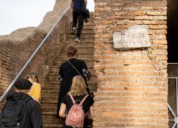 Oppilaita kiipeämässä raunioilla