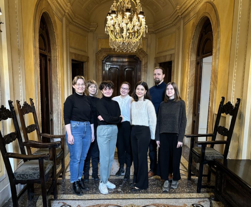 Ryhmäkuva antiikin historian opiskelijoista.