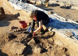 Kuva opiskelijasta arkeologisilla kaivauksilla Italian Santa Marinellassa