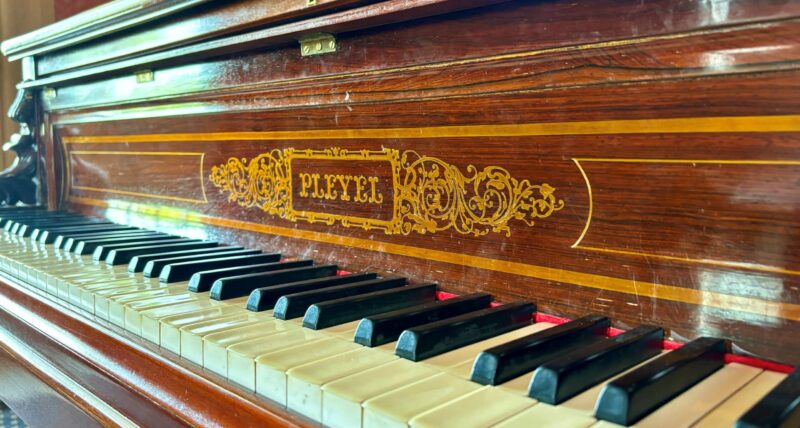 un immagine di un pianoforte antico