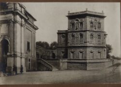 Vanha kuva Villino Sforza Cesarinista, jossa näkyy myös Acqua Paolan suihkulähteen kulma.