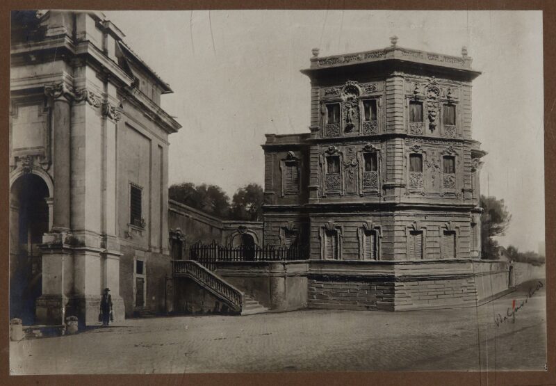 Vanha kuva Villino Sforza Cesarinista, jossa näkyy myös Acqua Paolan suihkulähteen kulma.