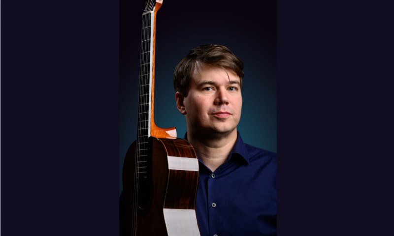 Muusikko Patrik Klemola kitaran kanssa