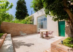 Artisti ateljeen puutarha