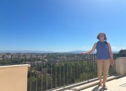 Instituutin gradustipendiaatti poseeraa terassilla