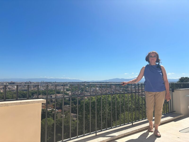 Instituutin gradustipendiaatti poseeraa terassilla