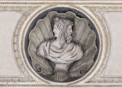 Kaksipäisen Janus-jumalan patsas