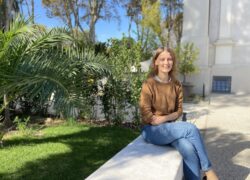 opiskelija puutarhassa