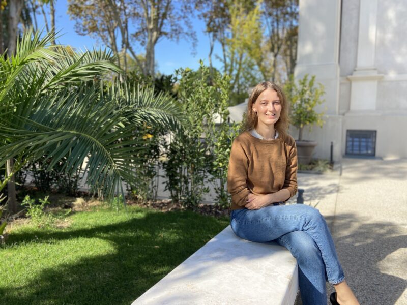 opiskelija puutarhassa