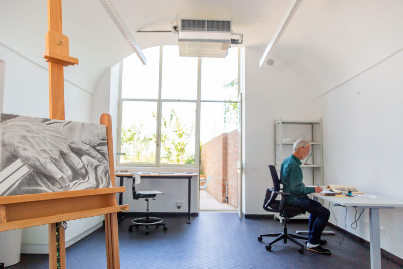 Kuva taiteilijasta taiteilija-ateljeessa