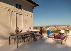 Ihmisiä terassilla auringonlaskussa