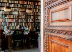 Opiskelijoita kirjastossa.