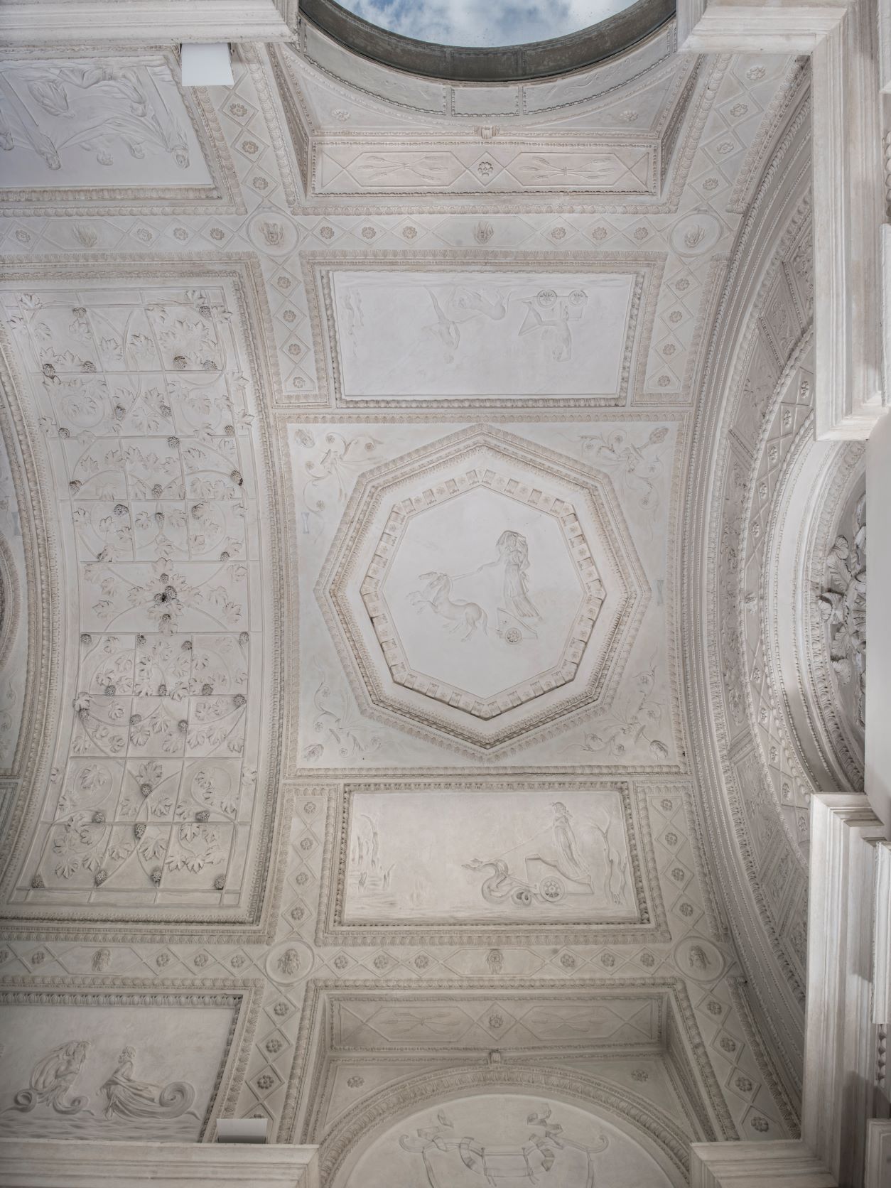 Loggian katon stukkokoristelu on jaettu soikioihin, kahdeksankuliohoin ja nelikulmioihin. 