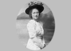 Ritratto bianco e nero di Edith Södergran che indossa un vestito bianco e un cappello nero.