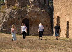 Oppilaita kävelemössä Appia Antican raunioilla